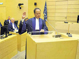 Raul Pangalanan, being sworn in as ICC Judge