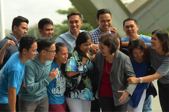 Linda Atayde with students