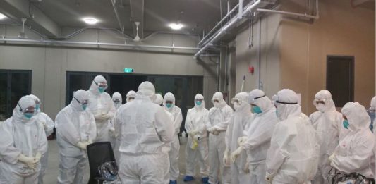 Medical personnels praying