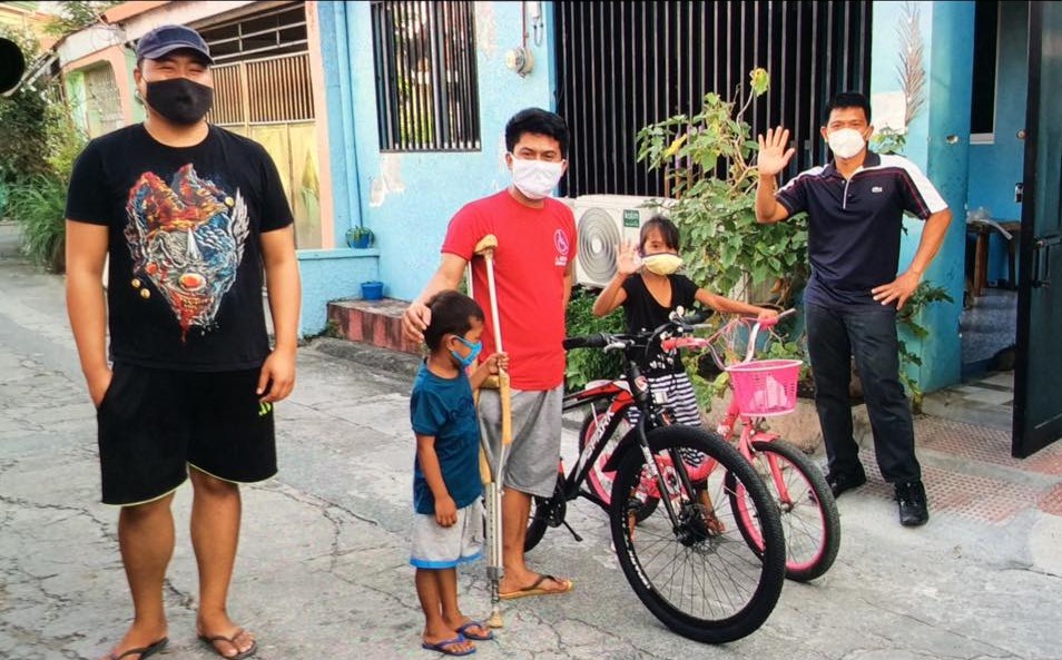 Dr. Jun Samar donates bikes