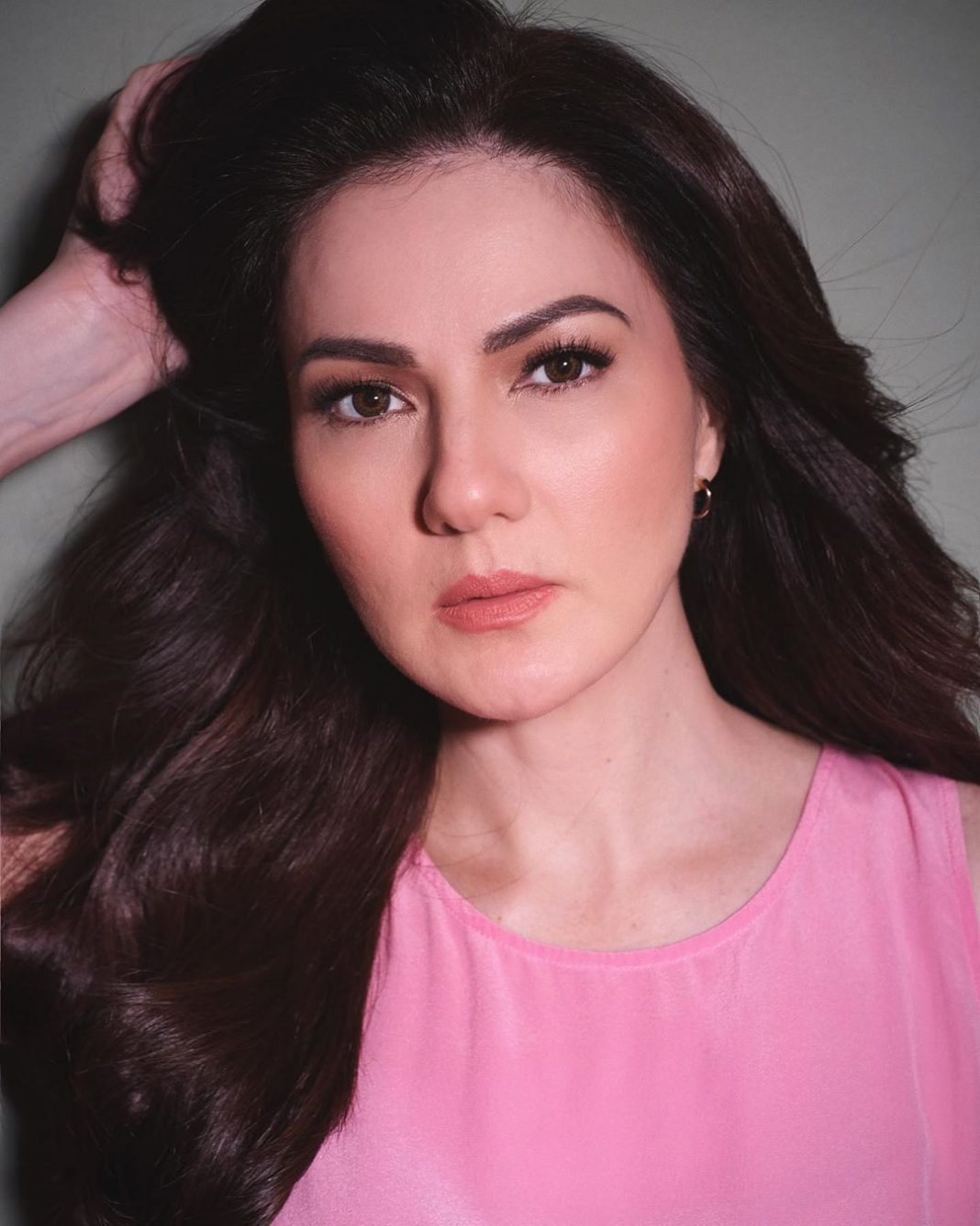 Filipina actress Carmina Villarroel-Legaspi is giving away tablets for
