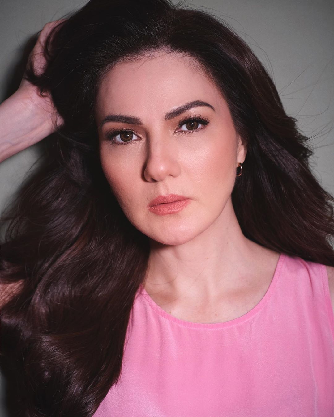 Carmina Villarroel giving tablets for students