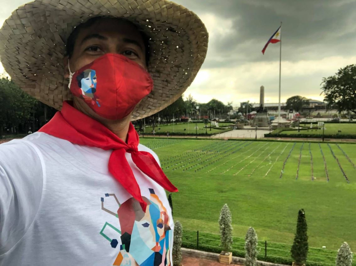 Illac Diaz takes a snapshot of the Luneta Park grounds before the solar lamps are installed.