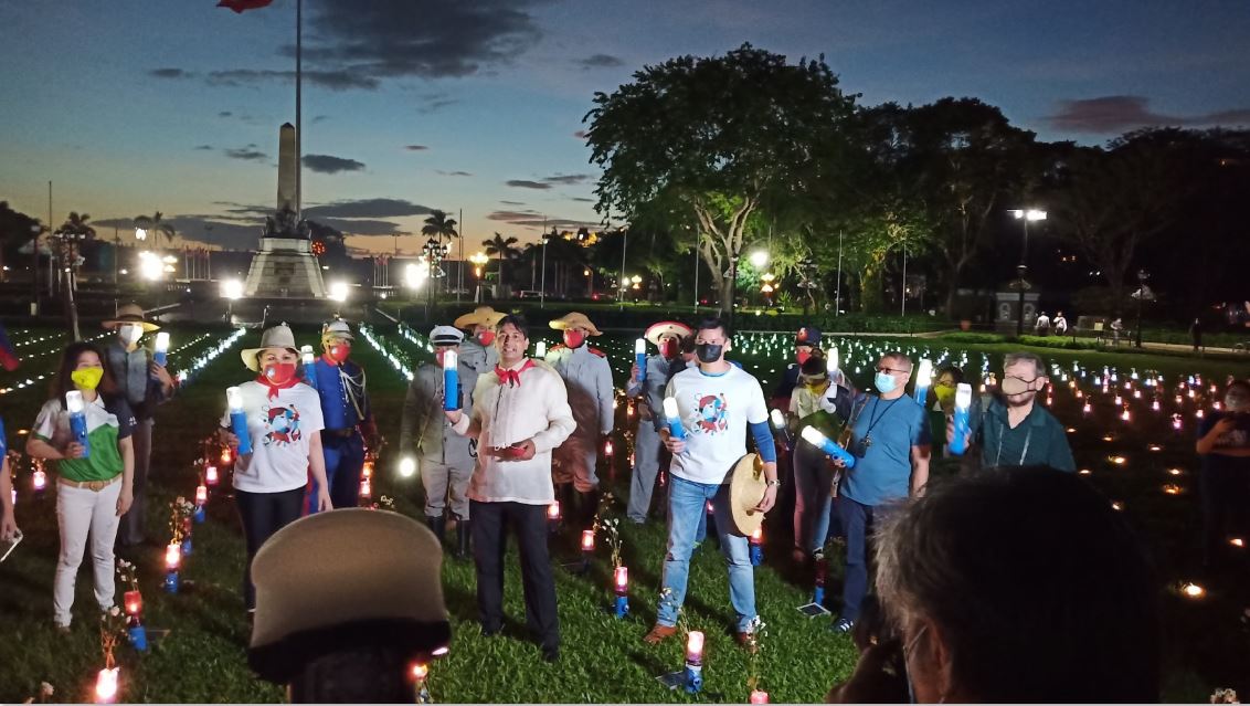 Dingdong Dantes joins Illac Diaz and the Liter of Light volunteers in the tribute to Filipino frontline workers in the battle against Covid.