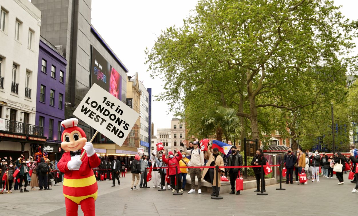 Jollibee London West End hundreds queueing